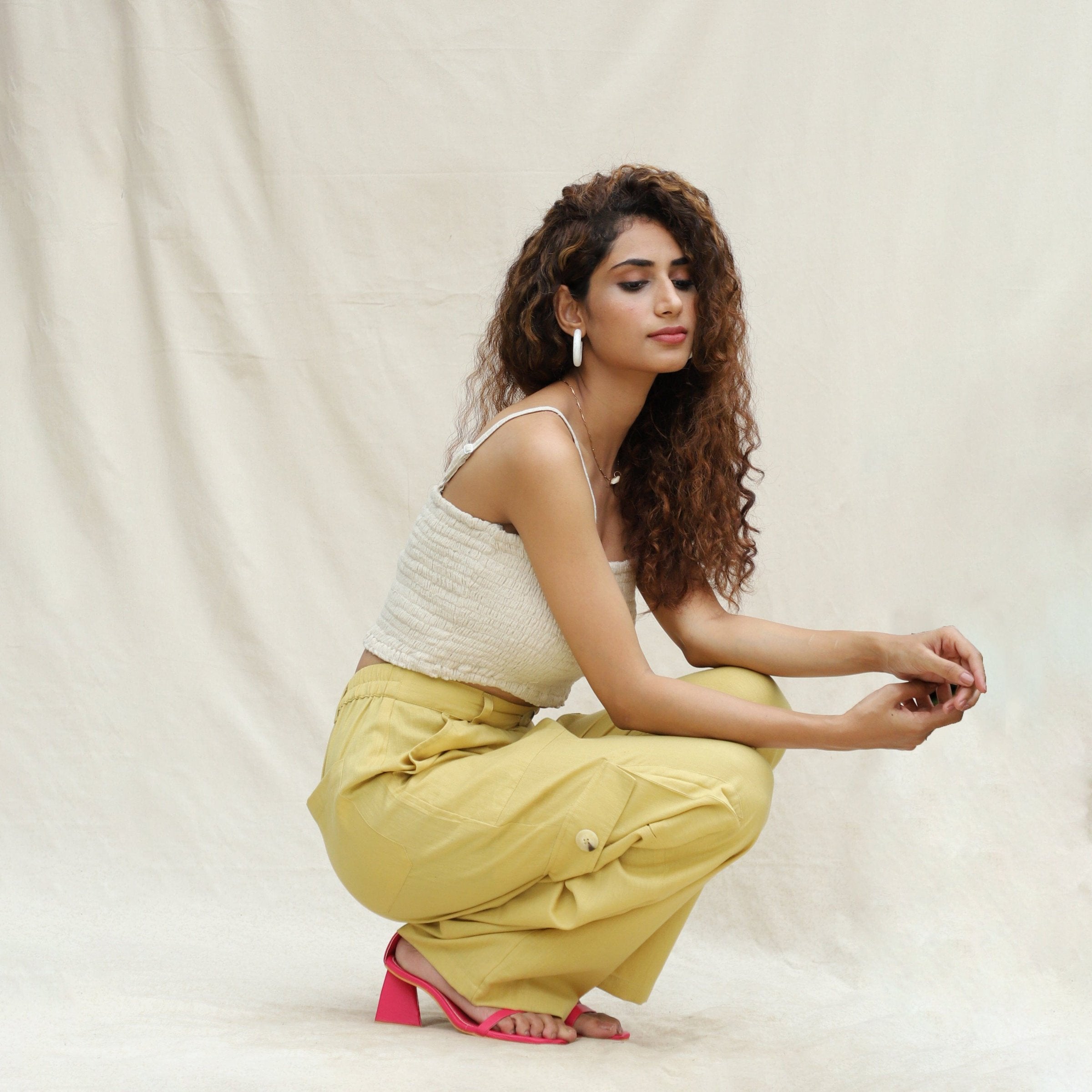 Right View of a Model wearing Khakhi Green Cotton Flax High-Rise Cargo Pant